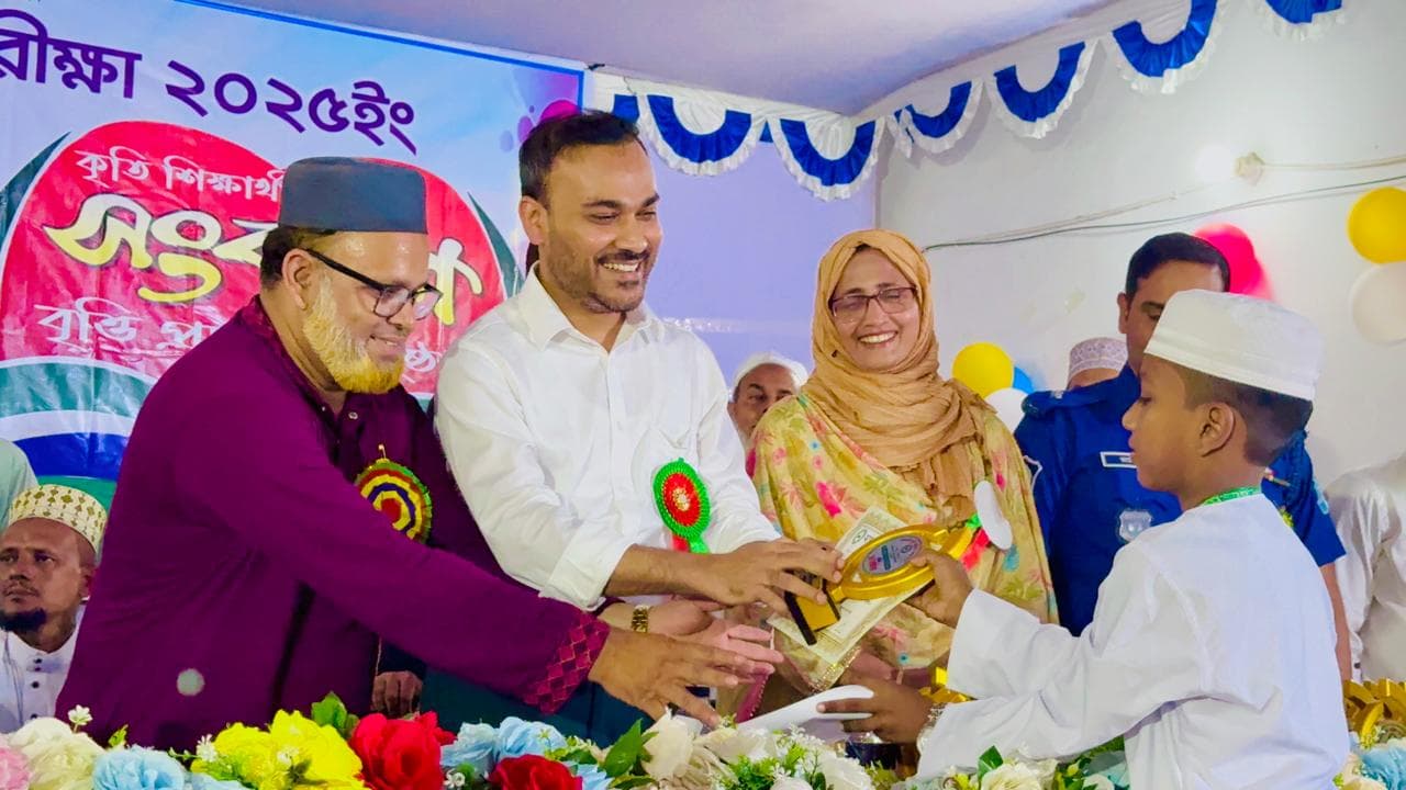 উপজেলা বৃত্তি পরীক্ষায় দ্বিতীয় শ্রেণিতে প্রথম মাহমুদ মুক্তাদির — উপজেলা নির্বাহী অফিসারের হাতে ক্রেস্ট ও সনদ প্রদান